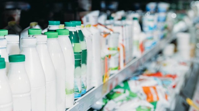 Отдельные полки для молочных продуктов поддержали три ведомства