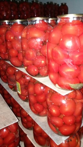 Продажа томатов с зеленью в заливке в банках оптом от производителя